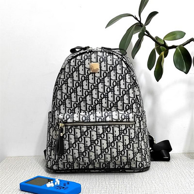 Női bőr hátizsák elülső zsebbel és fém elemmel