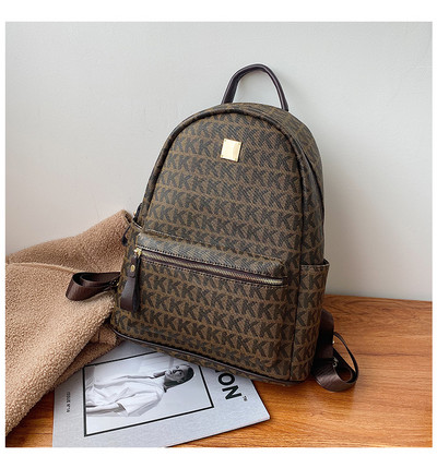 Női bőr hátizsák elülső zsebbel és fém elemmel