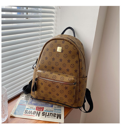 Női bőr hátizsák elülső zsebbel és fém elemmel