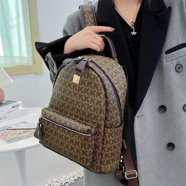 Női bőr hátizsák elülső zsebbel és fém elemmel