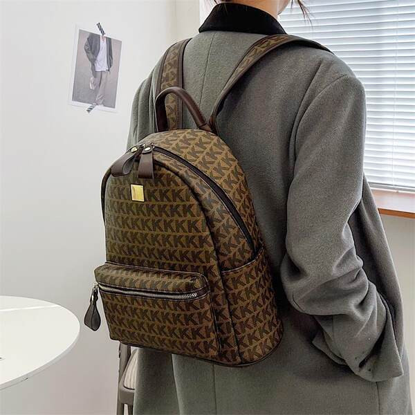 Női bőr hátizsák elülső zsebbel és fém elemmel