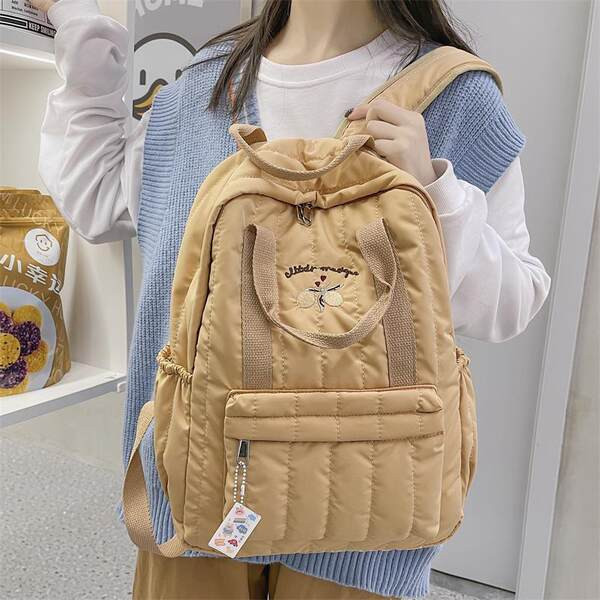 Dekoratiivsete elementidega igapäevasteks päevadeks sobiv naiste seljakott