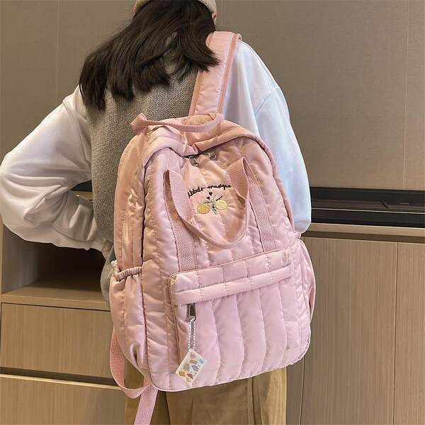 Dekoratiivsete elementidega igapäevasteks päevadeks sobiv naiste seljakott