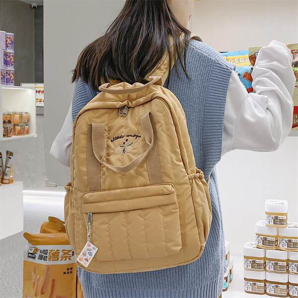 Dekoratiivsete elementidega igapäevasteks päevadeks sobiv naiste seljakott