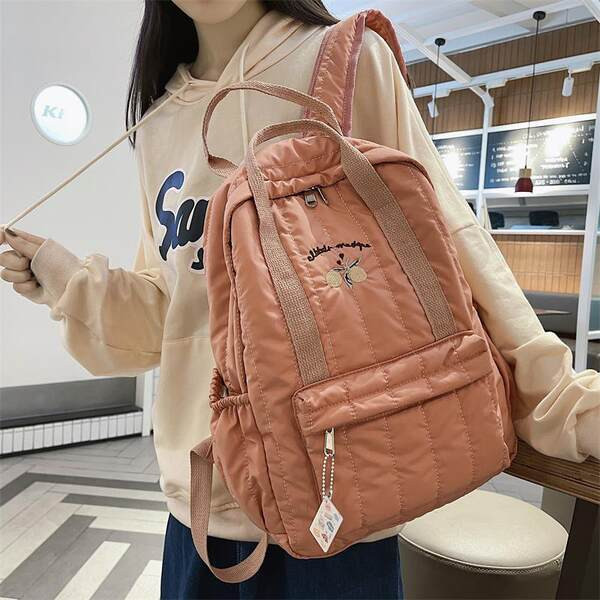 Dekoratiivsete elementidega igapäevasteks päevadeks sobiv naiste seljakott