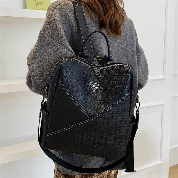 Γυναικείο σακίδιο πλάτης άνετο για τις καθημερινές μέρες με διακοσμητικό στοιχείο