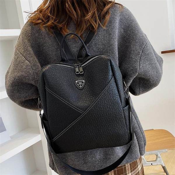 Γυναικείο σακίδιο πλάτης άνετο για τις καθημερινές μέρες με διακοσμητικό στοιχείο