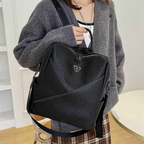 Γυναικείο σακίδιο πλάτης άνετο για τις καθημερινές μέρες με διακοσμητικό στοιχείο