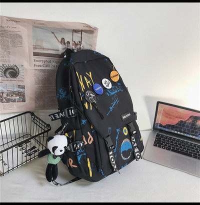 Alkalmi női hátizsák 3D elemmel és kulcstartóval