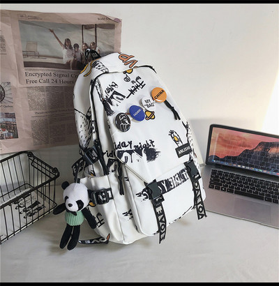 Alkalmi női hátizsák 3D elemmel és kulcstartóval