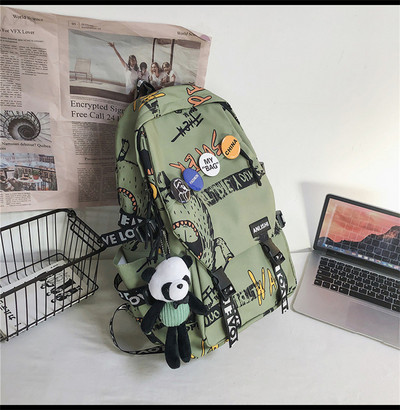 Alkalmi női hátizsák 3D elemmel és kulcstartóval