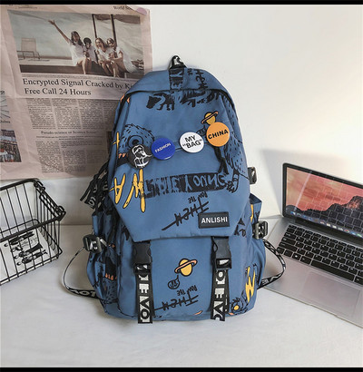 Alkalmi női hátizsák 3D elemmel és kulcstartóval