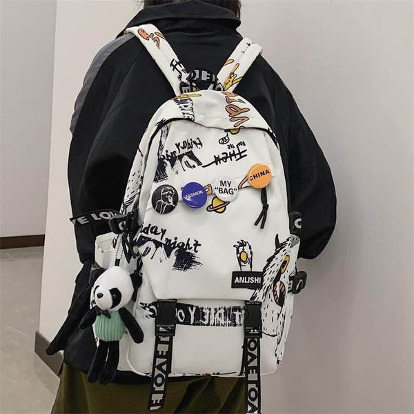 Alkalmi női hátizsák 3D elemmel és kulcstartóval