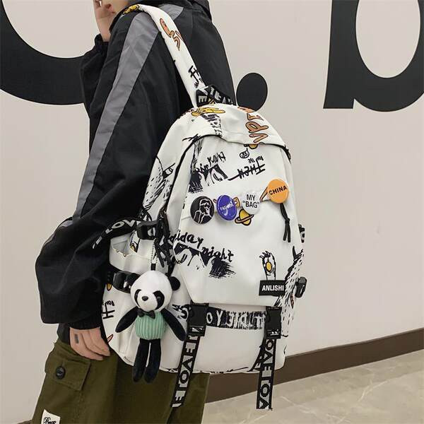 Alkalmi női hátizsák 3D elemmel és kulcstartóval