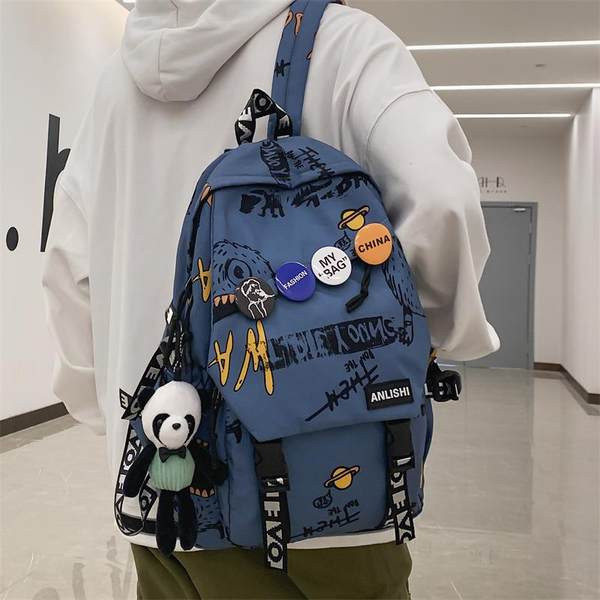 Alkalmi női hátizsák 3D elemmel és kulcstartóval