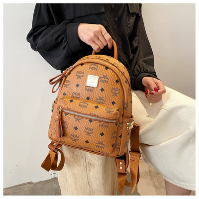 Trendikates toonides naiste seljakott võtmehoidja ja dekoratiivsete kirjadega