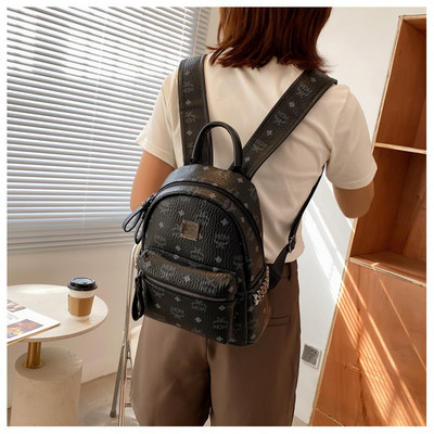 Trendikates toonides naiste seljakott võtmehoidja ja dekoratiivsete kirjadega