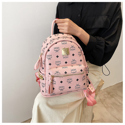 Trendikates toonides naiste seljakott võtmehoidja ja dekoratiivsete kirjadega