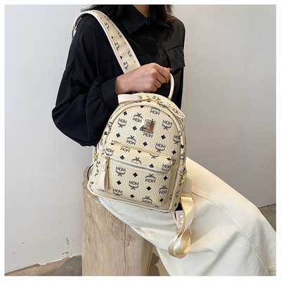 Trendikates toonides naiste seljakott võtmehoidja ja dekoratiivsete kirjadega