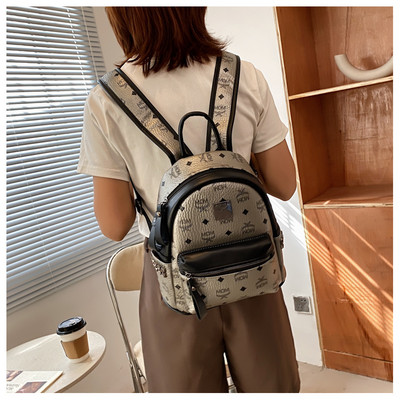 Trendikates toonides naiste seljakott võtmehoidja ja dekoratiivsete kirjadega