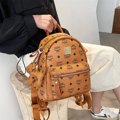 Trendikates toonides naiste seljakott võtmehoidja ja dekoratiivsete kirjadega