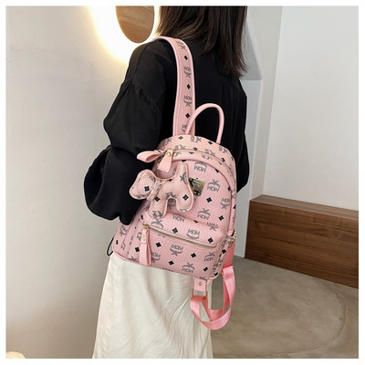 Trendikates toonides naiste seljakott võtmehoidja ja dekoratiivsete kirjadega