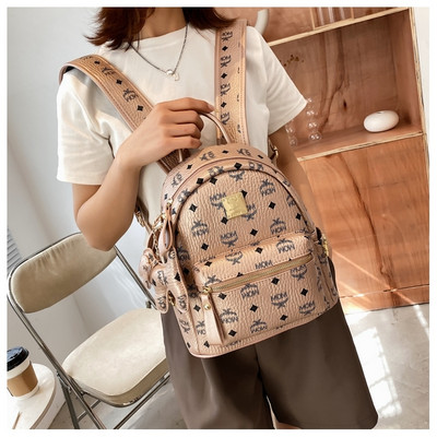 Trendikates toonides naiste seljakott võtmehoidja ja dekoratiivsete kirjadega