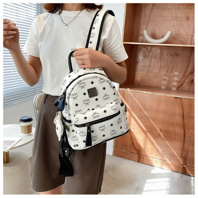 Trendikates toonides naiste seljakott võtmehoidja ja dekoratiivsete kirjadega