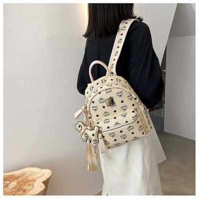 Trendikates toonides naiste seljakott võtmehoidja ja dekoratiivsete kirjadega