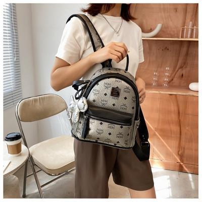 Trendikates toonides naiste seljakott võtmehoidja ja dekoratiivsete kirjadega