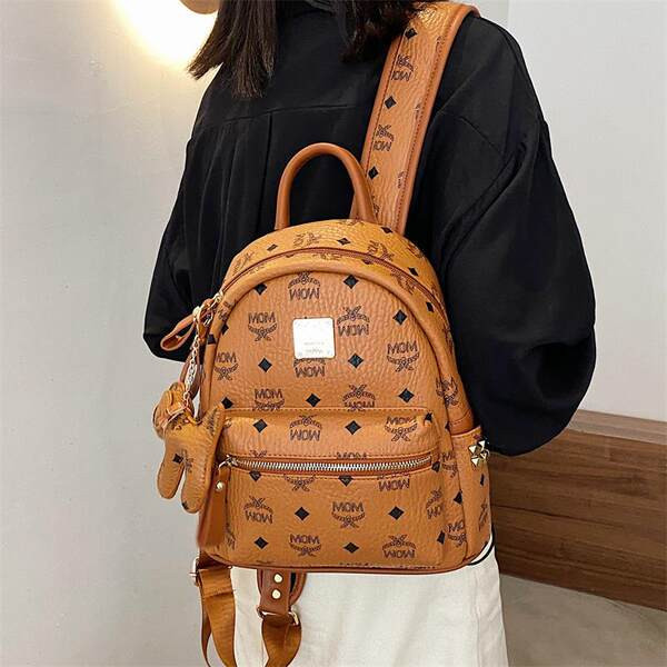 Trendikates toonides naiste seljakott võtmehoidja ja dekoratiivsete kirjadega