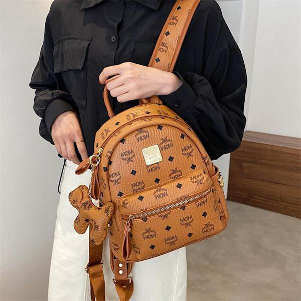 Trendikates toonides naiste seljakott võtmehoidja ja dekoratiivsete kirjadega