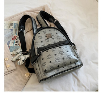 Γυναικείο μοντέρνο σακίδιο πλάτης με μπρελόκ και μπροστινή τσέπη με φερμουάρ