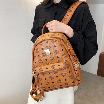 Γυναικείο μοντέρνο σακίδιο πλάτης με μπρελόκ και μπροστινή τσέπη με φερμουάρ