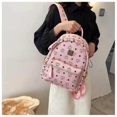 Γυναικείο μοντέρνο σακίδιο πλάτης με μπρελόκ και μπροστινή τσέπη με φερμουάρ