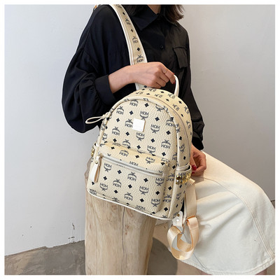 Γυναικείο μοντέρνο σακίδιο πλάτης με μπρελόκ και μπροστινή τσέπη με φερμουάρ