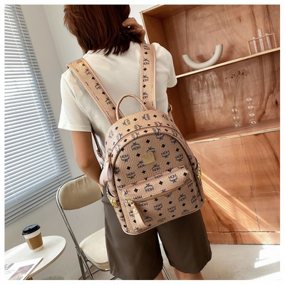 Γυναικείο μοντέρνο σακίδιο πλάτης με μπρελόκ και μπροστινή τσέπη με φερμουάρ