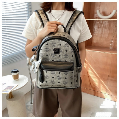 Γυναικείο μοντέρνο σακίδιο πλάτης με μπρελόκ και μπροστινή τσέπη με φερμουάρ