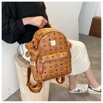 Γυναικείο μοντέρνο σακίδιο πλάτης με μπρελόκ και μπροστινή τσέπη με φερμουάρ