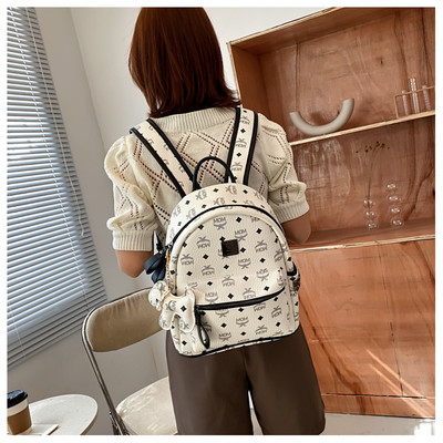 Γυναικείο μοντέρνο σακίδιο πλάτης με μπρελόκ και μπροστινή τσέπη με φερμουάρ