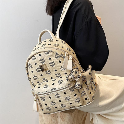 Γυναικείο μοντέρνο σακίδιο πλάτης με μπρελόκ και μπροστινή τσέπη με φερμουάρ