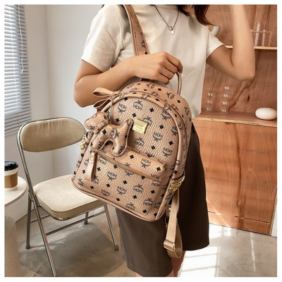 Γυναικείο μοντέρνο σακίδιο πλάτης με μπρελόκ και μπροστινή τσέπη με φερμουάρ