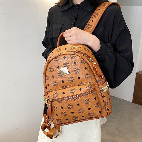 Γυναικείο μοντέρνο σακίδιο πλάτης με μπρελόκ και μπροστινή τσέπη με φερμουάρ