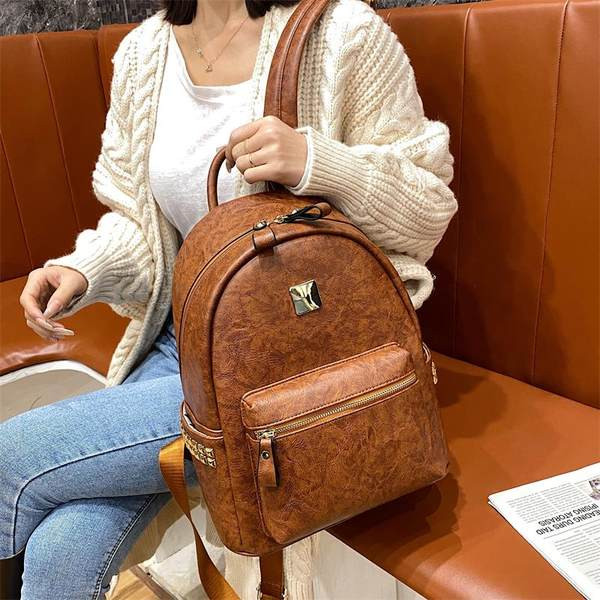 Naiste ökonahast seljakott metallist neetide ja tõmblukuga