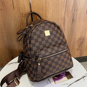 Naiste seljakott võtmehoidja ja dekoratiivelementidega