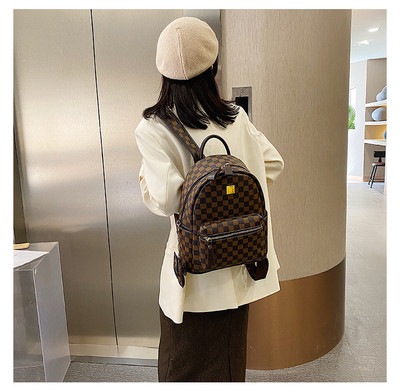 Naiste seljakott võtmehoidja ja dekoratiivelementidega