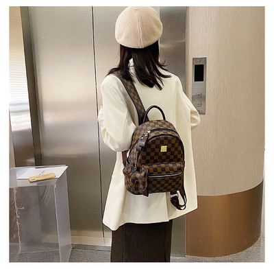 Naiste seljakott võtmehoidja ja dekoratiivelementidega