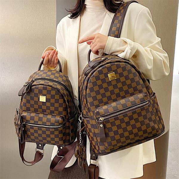 Naiste seljakott võtmehoidja ja dekoratiivelementidega