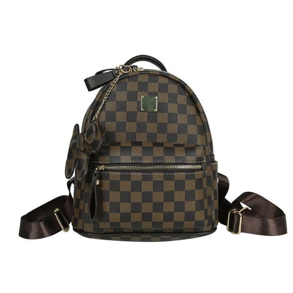 Naiste seljakott võtmehoidja ja dekoratiivelementidega