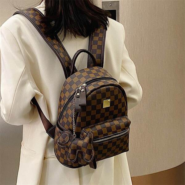 Naiste seljakott võtmehoidja ja dekoratiivelementidega